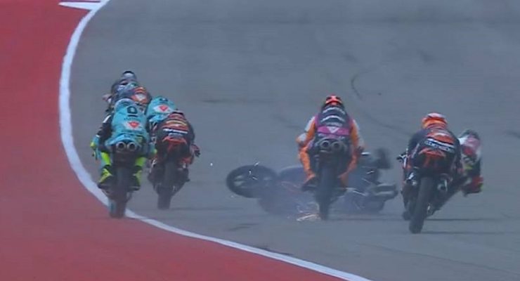 L'immagine dell'incidente in Moto3 (Foto Twitter)