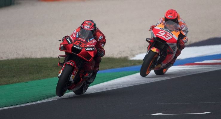 Marquez e Bagnaia in lotta a Misano (Foto di Mirco Lazzari gp/Getty Images)