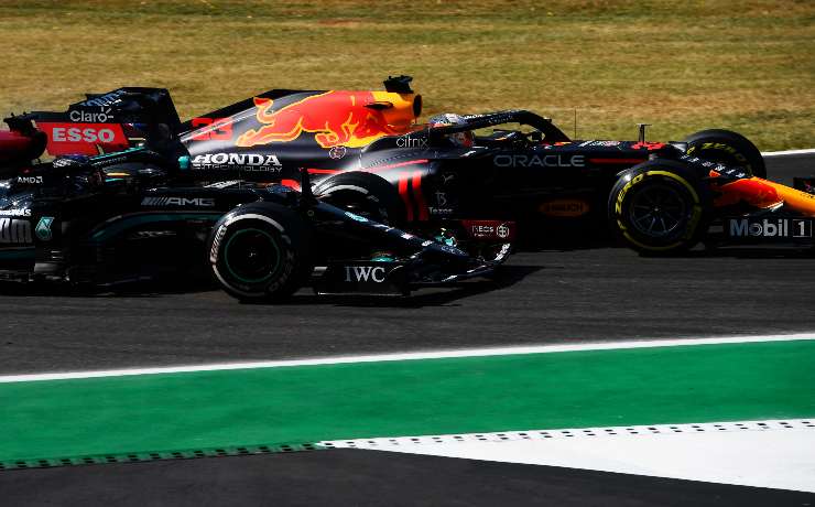 Hamilton e Verstappen uno di fianco all'altro in pista (Foto di Rudy Carezzevoli/Getty Images)