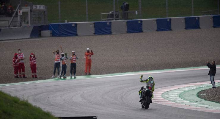 Valentino Rossi saluta il pubblico dopo il Gp d'Austria (Foto di Mirco Lazzari gp/Getty Images)