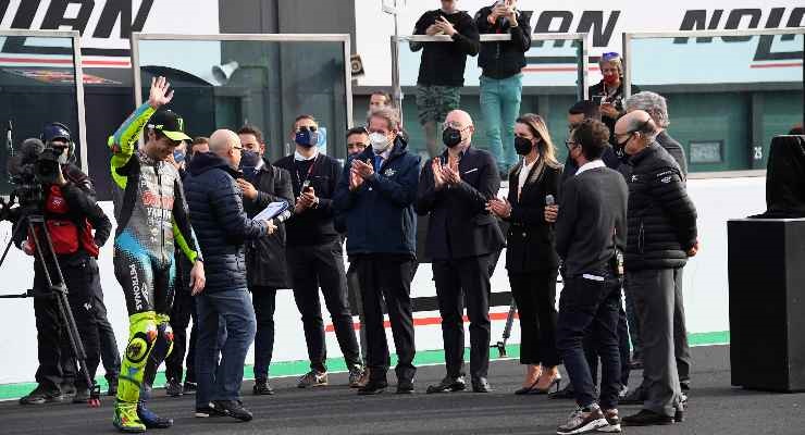 Rossi premiato a fine gara a Misano (Foto di Mirco Lazzari gp/Getty Images)