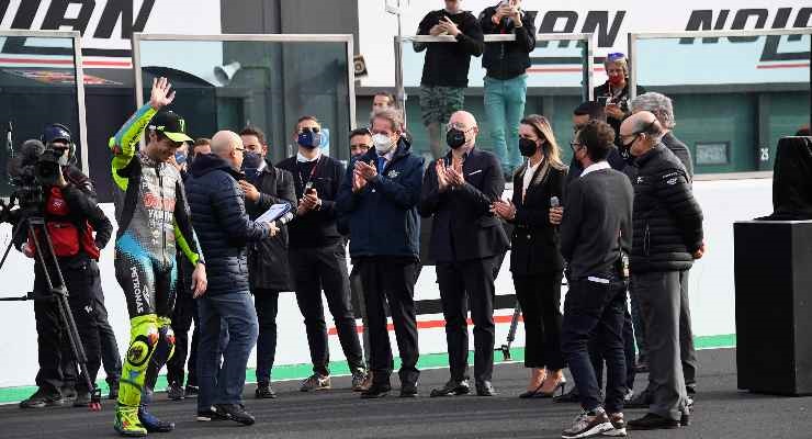 Rossi premiato a fine gara a Misano (Foto di Mirco Lazzari gp/Getty Images)