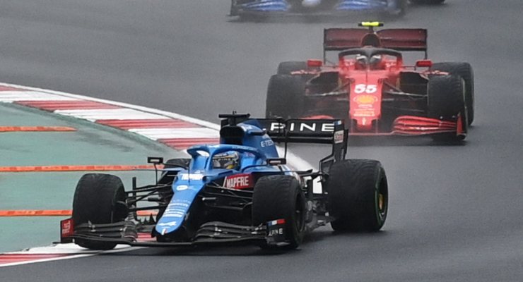 La Alpine di Fernando Alonso davanti alla Ferrari di Carlos Sainz nel Gran Premio di Turchia di F1 2021 ad Istanbul