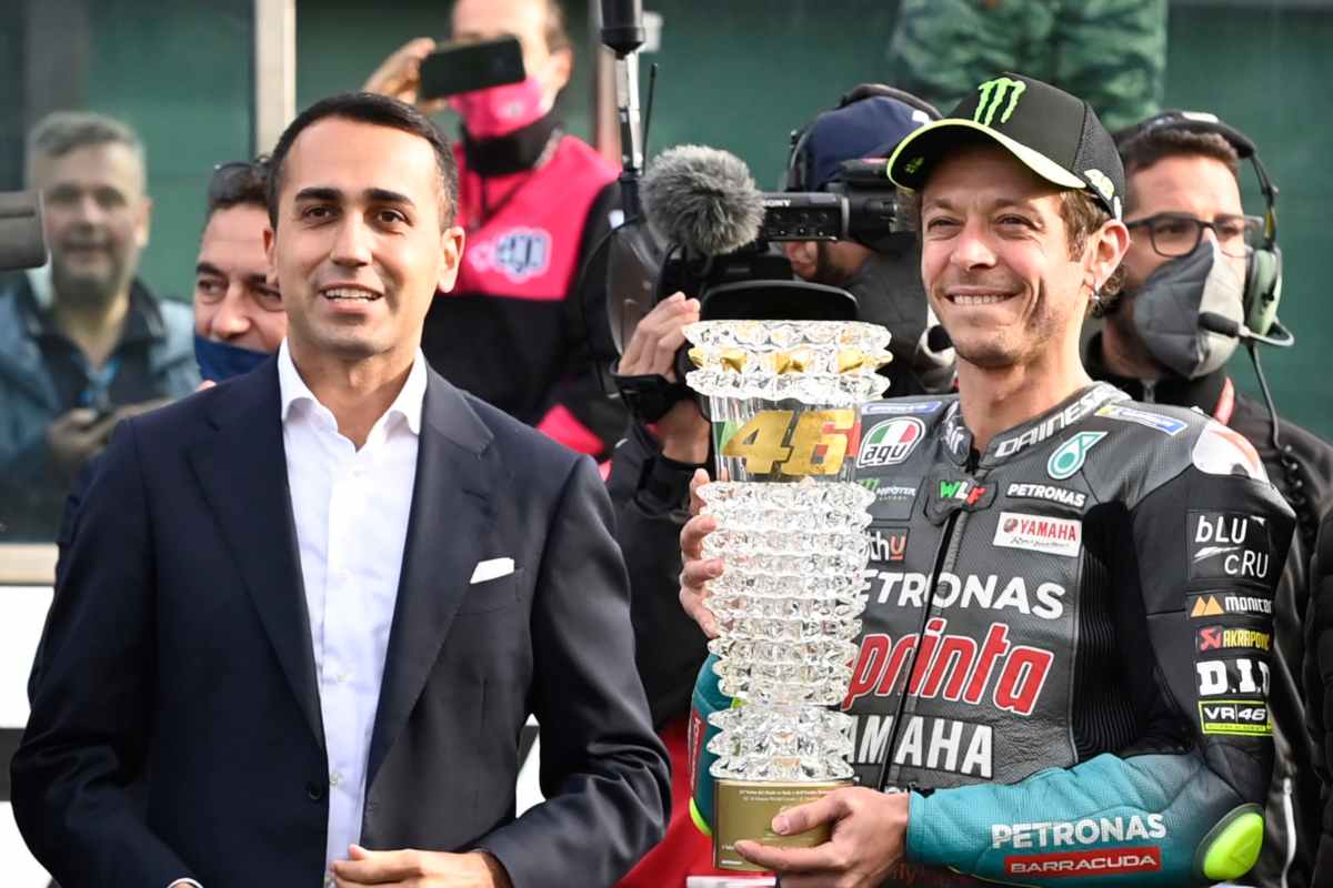 Valentino Rossi premiato dal ministro Luigi Di Maio al termine del Gran Premio dell'Emilia Romagna di MotoGP 2021 a Misano Adriatico