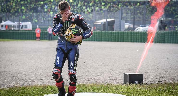 Fabio Quartararo festeggia il Mondiale vinto al Gran Premio dell'Emilia Romagna di MotoGP 2021 a Misano Adriatico