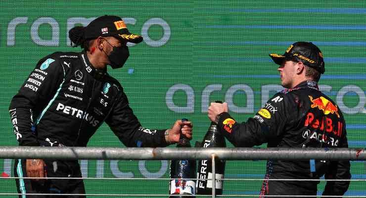 Hamilton e Verstappen sul podio (Foto di Chris Graythen/Getty Images)