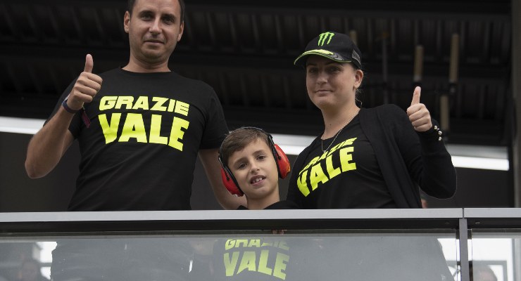 I tifosi di Valentino Rossi sulle tribune con una maglietta con la scritta "Grazie Vale"