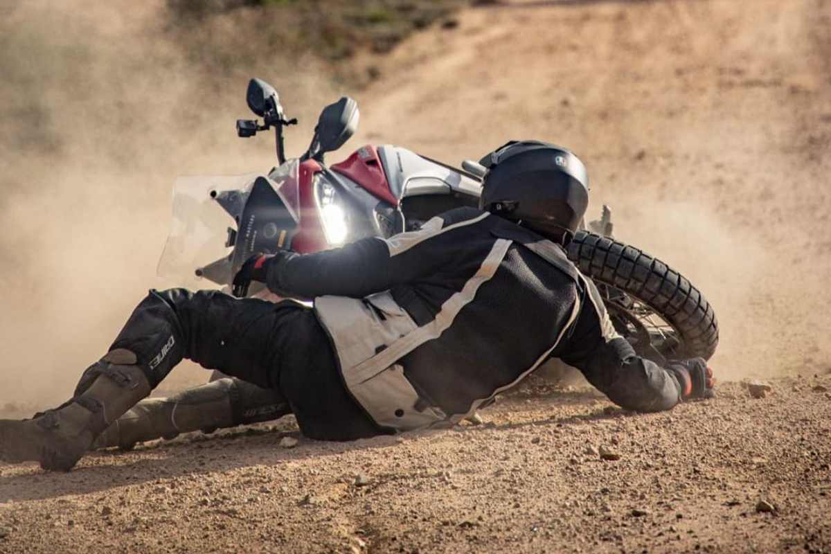 Guido Meda cade dalla Ducati Multistrada V4S in Sardegna