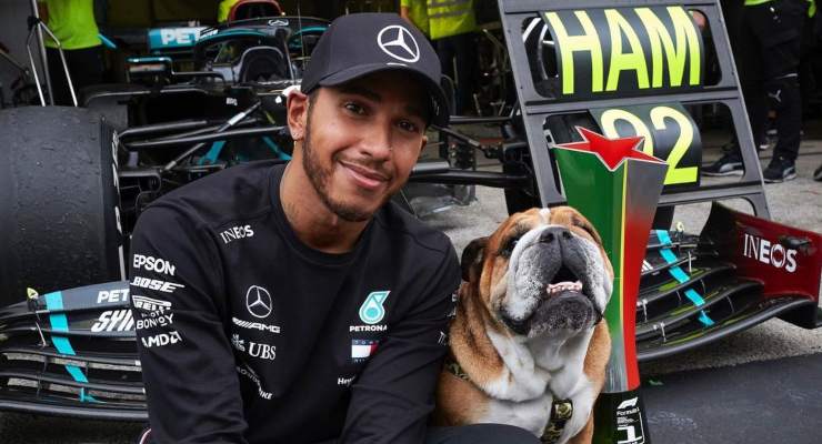 Lewis Hamilton con il suo cane Roscoe