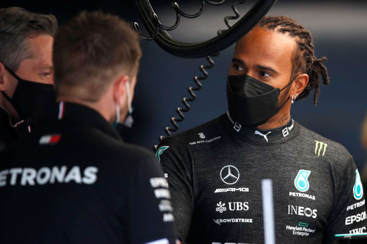 Lewis Hamilton ai box nel Gran Premio di Turchia di F1 2021 ad Istanbul
