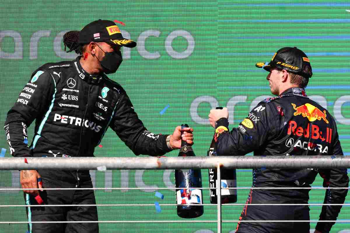 Lewis Hamilton e Max Verstappen sul podio del Gran Premio degli Stati Uniti di F1 2021 ad Austin