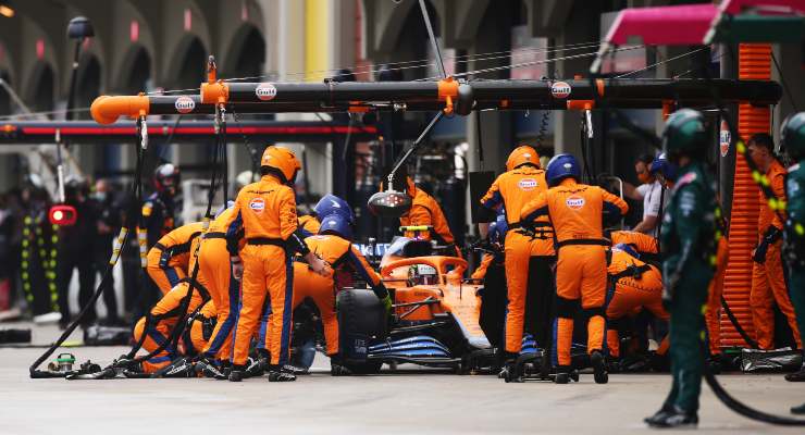 Lando Norris ai box della McLaren