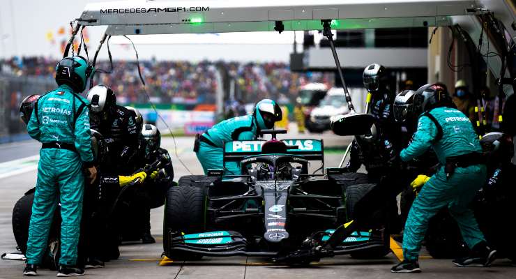 Lewis Hamilton ai box della Mercedes