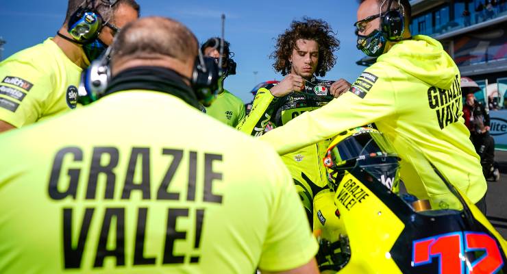 Marco Bezzecchi con la livrea speciale per ringraziare Valentino Rossi in Moto2 sulla griglia di partenza del Gran Premio dell'Emilia Romagna di Misano Adriatico