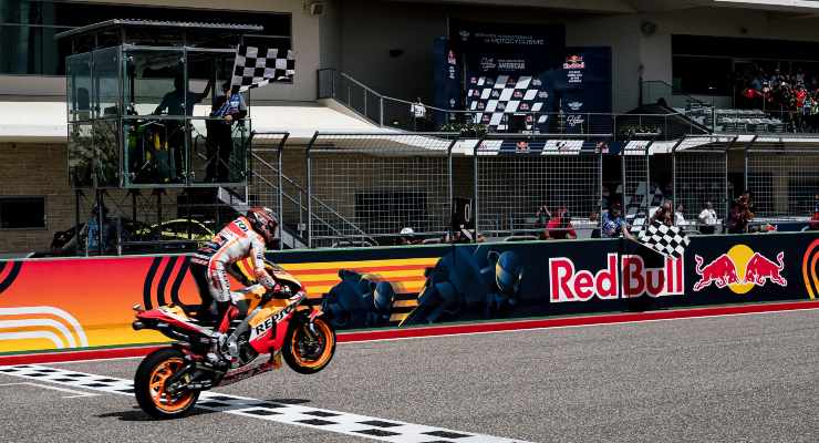 Marc Marquez taglia da vincitore il traguardo del Gran Premio delle Americhe di MotoGP 2021 ad Austin