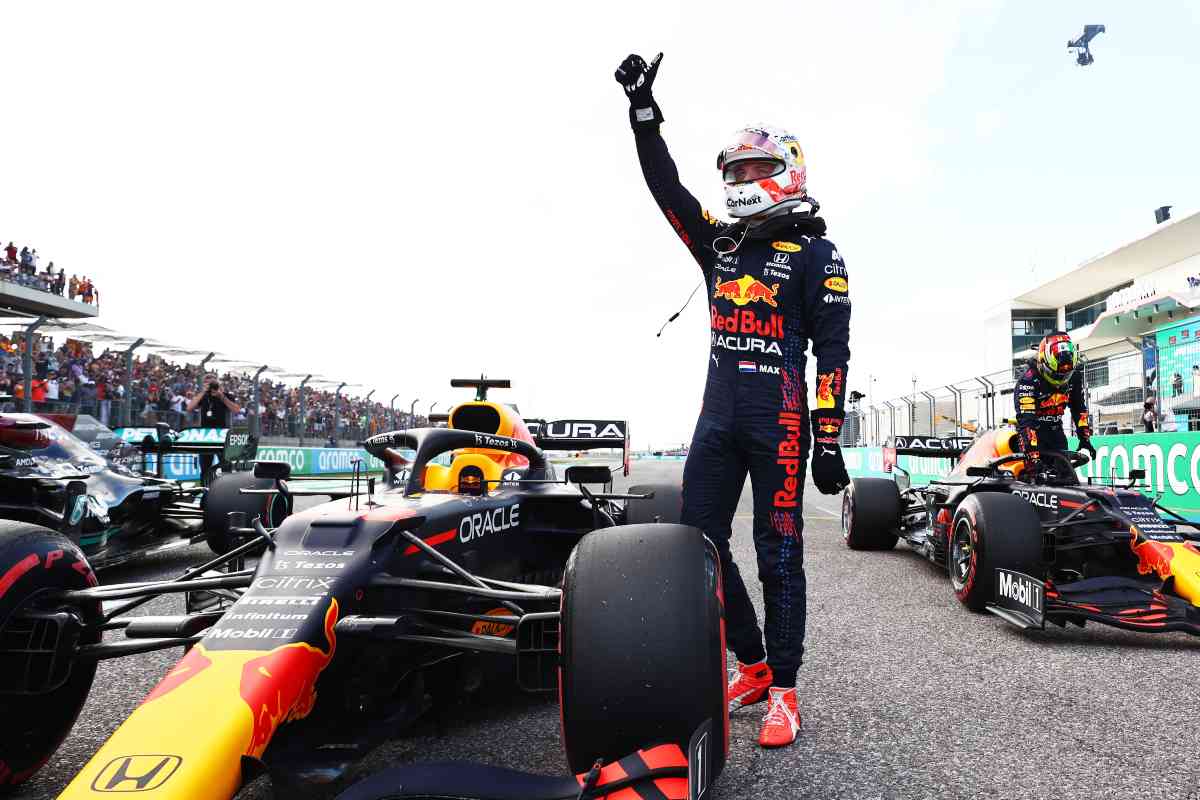 Max Verstappen esulta per la pole position al Gran Premio degli Stati Uniti di F1 2021 ad Austin