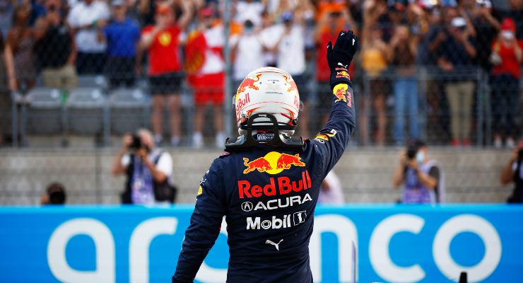 Max Verstappen esulta per la pole position al Gran Premio degli Stati Uniti di F1 2021 ad Austin