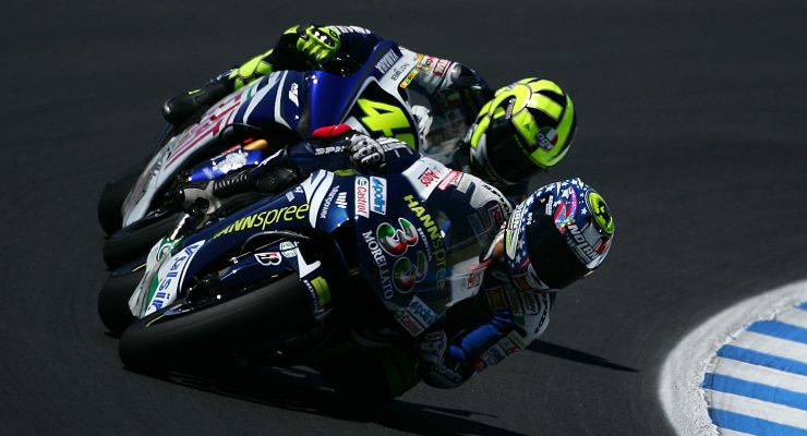 Marco Melandri in pista davanti a Valentino Rossi