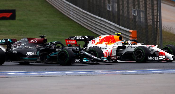 La Red Bull e la Mercedes in lotta al Gran Premio di Turchia di F1 2021 ad Istanbul