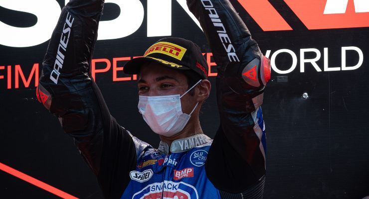 Toprak Razgatlioglu sul gradino più alto del podio di gara-1 del Mondiale Superbike 2021 a Portimao