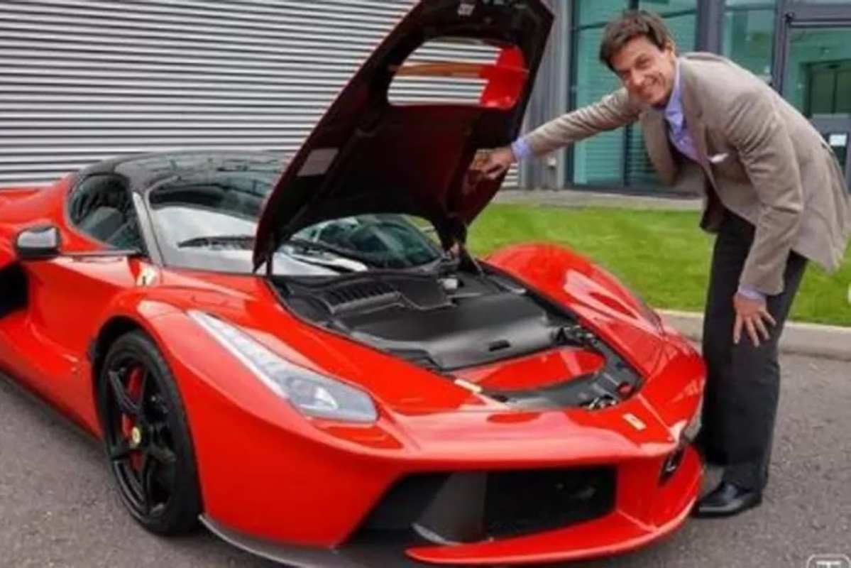 Toto Wolff con la sua Ferrari LaFerrari Aperta