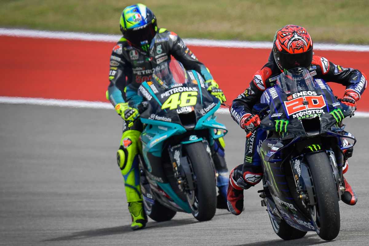 Valentino Rossi alle spalle di Fabio Quartararo in pista sulla Yamaha Petronas