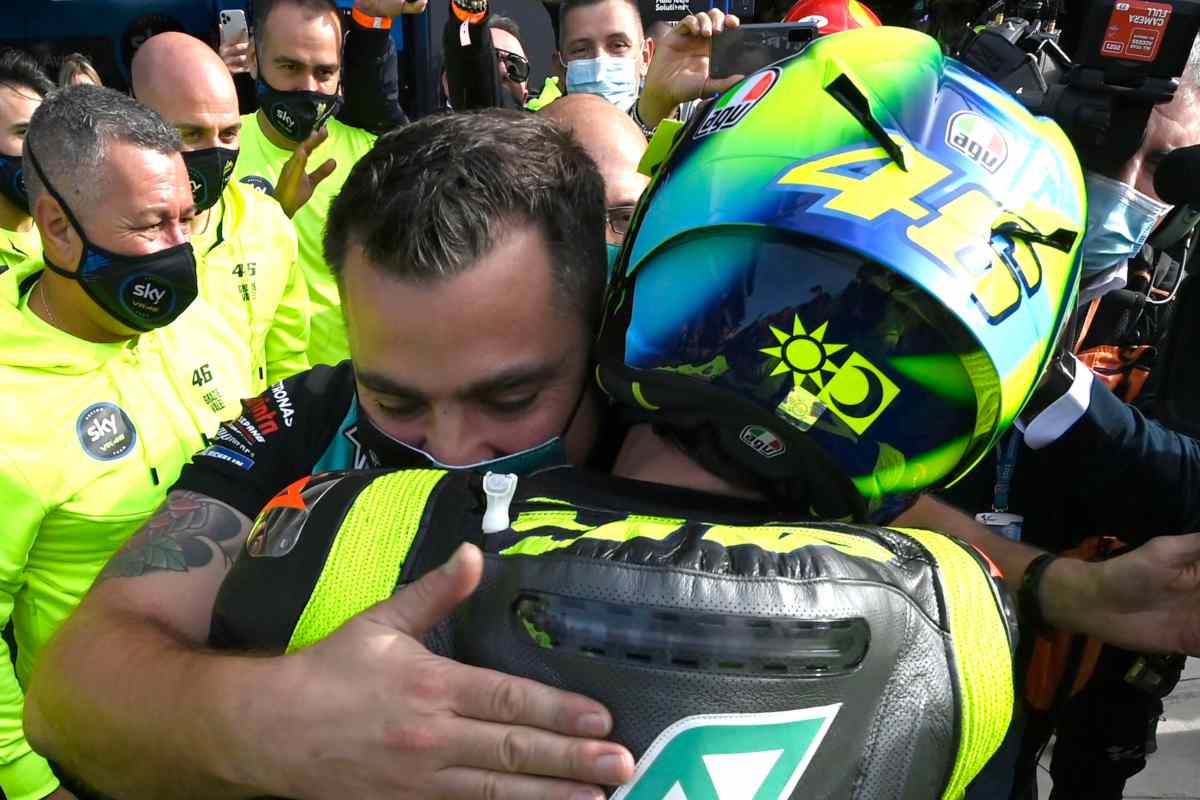 L'abbraccio a Valentino Rossi al termine del Gran Premio dell'Emilia Romagna di MotoGP 2021 a Misano Adriatico