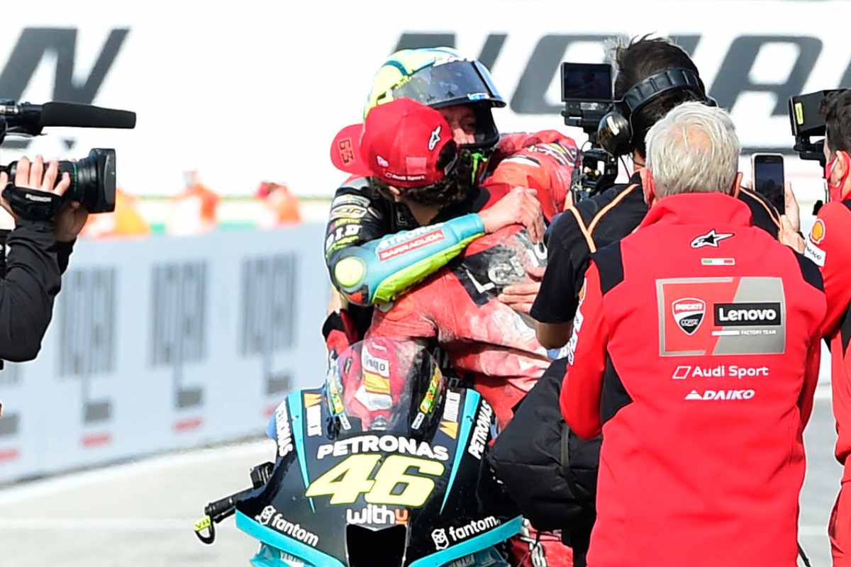 L'abbraccio tra Valentino Rossi e Pecco Bagnaia al termine del Gran Premio dell'Emilia Romagna di MotoGP 2021 a Misano Adriatico