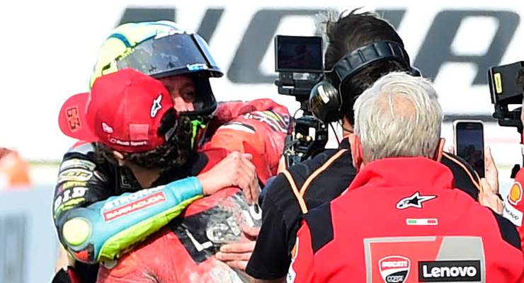 Valentino Rossi abbraccia Pecco Bagnaia al termine del Gran Premio dell'Emilia Romagna di MotoGP 2021 a Misano Adriatico