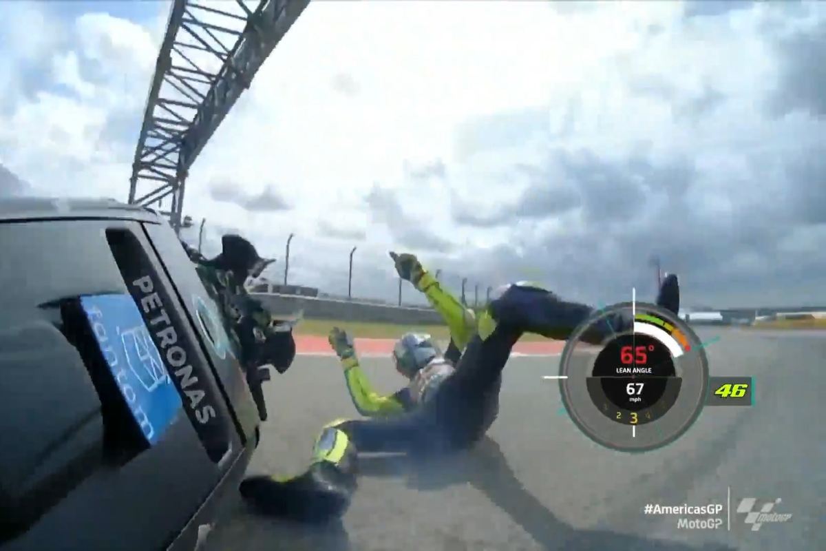 La caduta di Valentino Rossi durante le qualifiche del Gran Premio delle Americhe ad Austin
