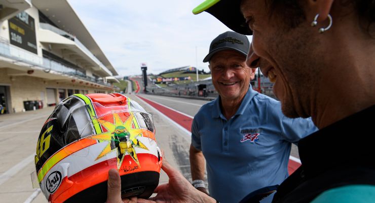 Valentino Rossi riceve il casco da Kevin Schwantz nel paddock del Gran Premio delle Americhe di MotoGP 2021 ad Austin