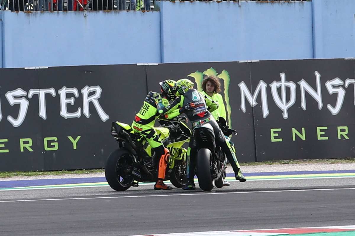 Valentino Rossi abbraccia Luca Marini al termine del Gran Premio dell'Emilia Romagna di MotoGP 2021 a Misano Adriatico