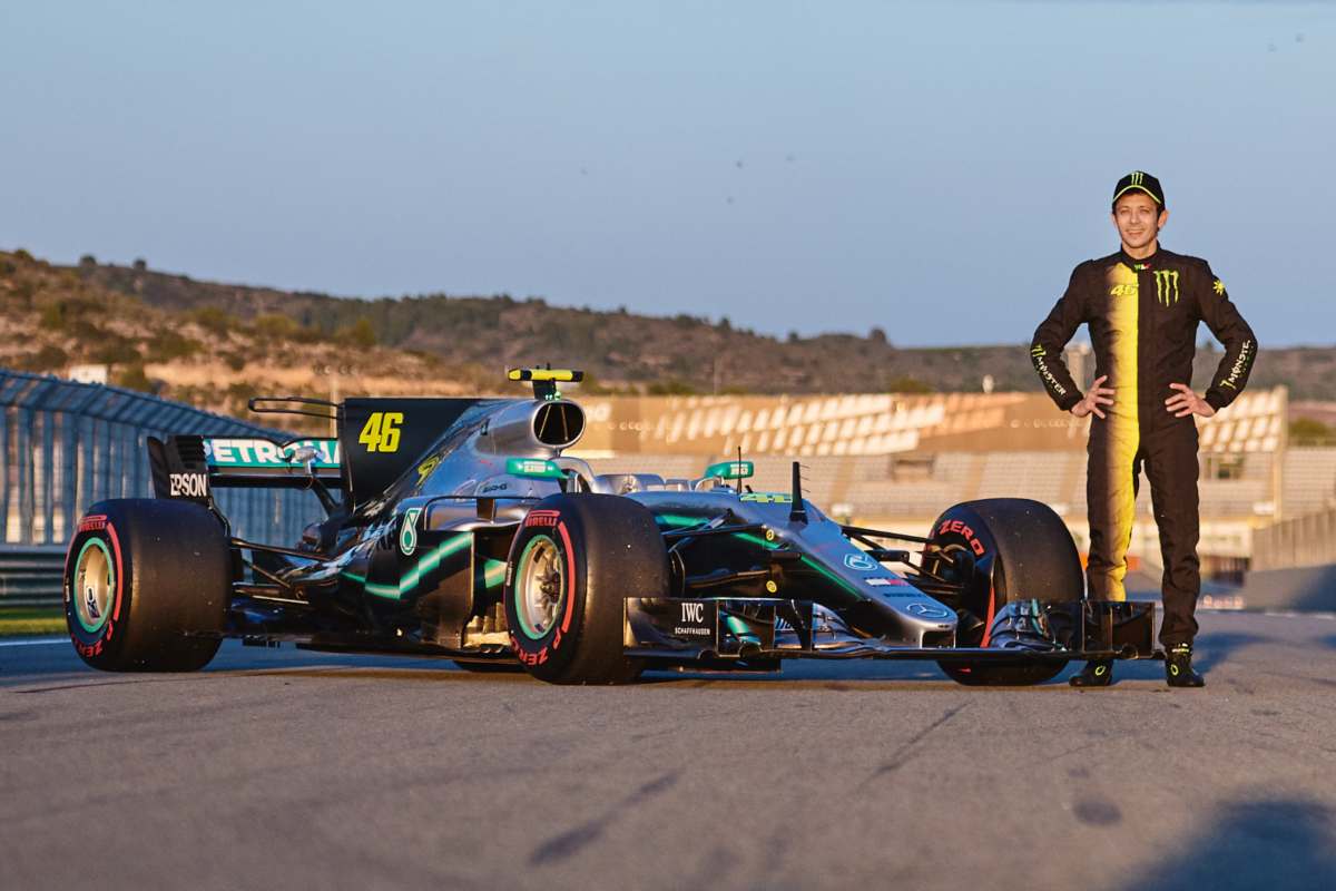 Valentino Rossi con la Mercedes di Formula 1