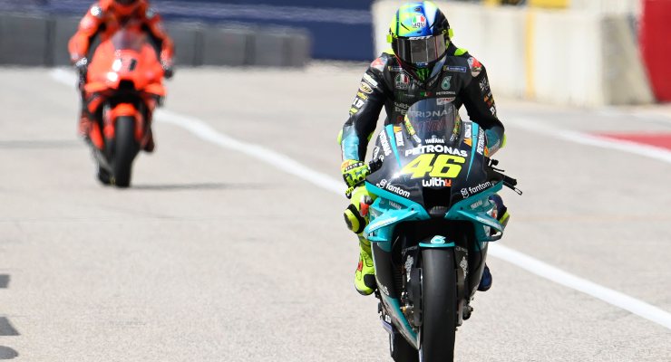 Valentino Rossi nella corsia dei box sulla sua Yamaha al Gran Premio delle Americhe di MotoGP 2021 ad Austin