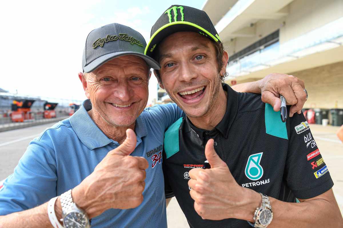 Valentino Rossi incontra Kevin Schwantz nel paddock del Gran Premio delle Americhe di MotoGP 2021 ad Austin