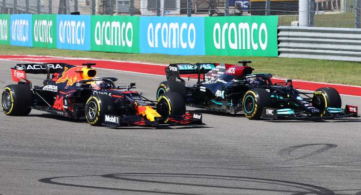 Lewis Hamilton e Max Verstappen in lotta al Gran Premio degli Stati Uniti di F1 2021 ad Austin
