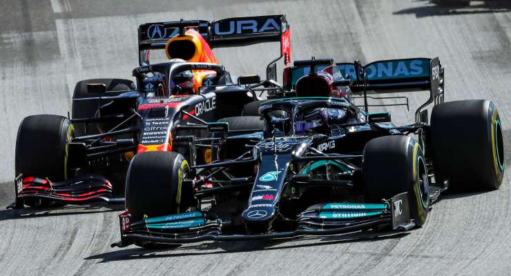 Lewis Hamilton in lotta con Max Verstappen al Gran Premio degli Stati Uniti di F1 2021 ad Austin