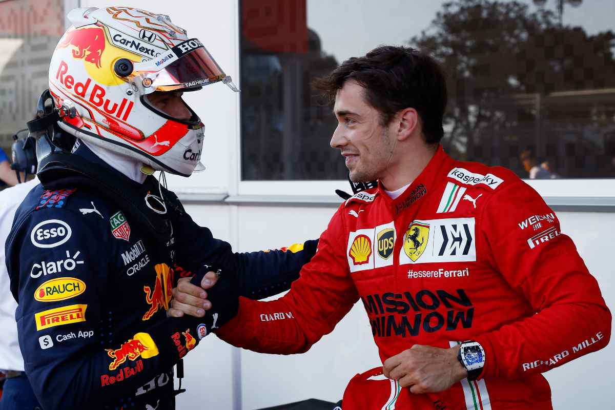 Max Verstappen stringe la mano a Charles Leclerc