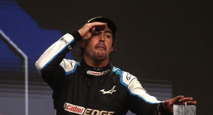 Alonso festeggia sul podio in Qatar (foto di Lars Baron/Getty Images)