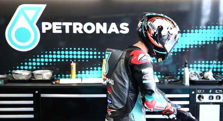 Dovizioso ai box (Foto account Facebook team Petronas)