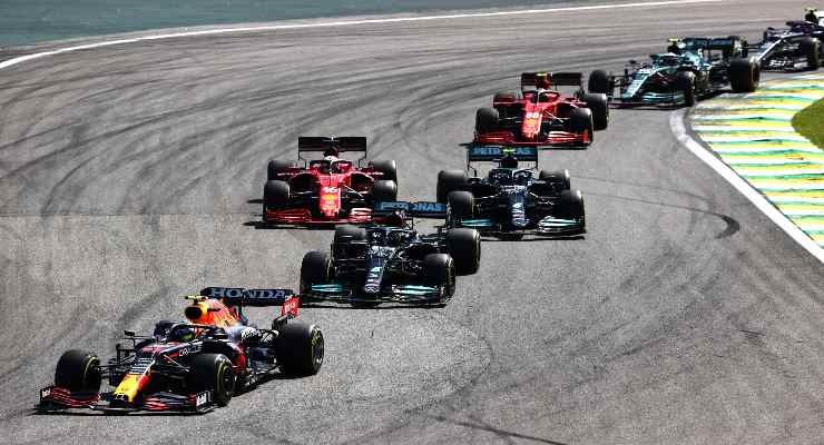 Le monoposto poco dopo il via del GP del Brasile (foto di Mark Thompson/Getty Images)