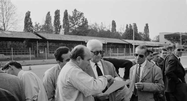 Un Enzo Ferrari a bordo pista negli anni Sessanta (Foto di Reg Lancaster/Daily Express/Hulton Archive/Getty Images)