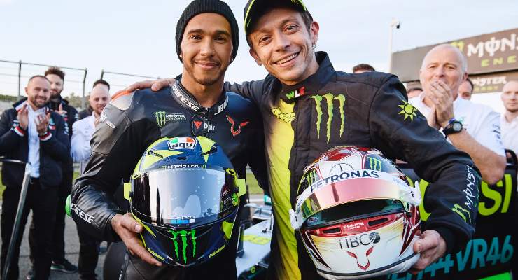 Rossi e Hamilton insieme (Foto Getty Images)
