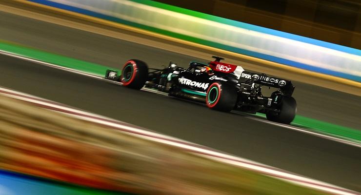 Hamilton in pista a Losail (foto di Lewis Hamilton (foto di Clive Mason/Getty Images)