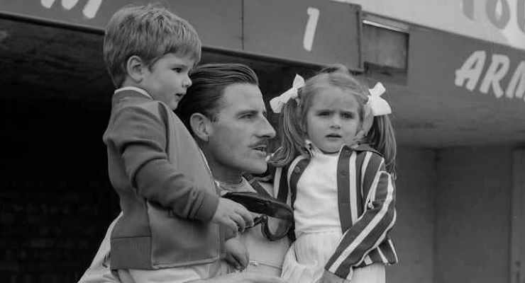 Hill con i figli Damon e Brigitte nel 1963 (foto di Ted West/Central Press/Getty Images)