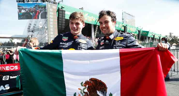 Verstappen con Sergio Perez (Foto di Francisco Guasco - Pool/Getty Images)
