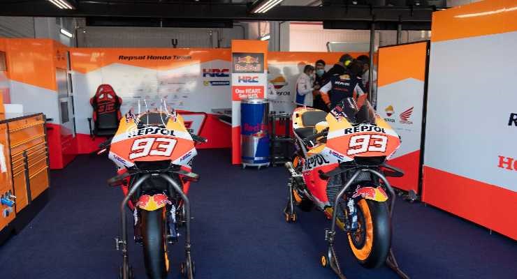 Le moto di Marquez ferme al box Honda (foto di Mirco Lazzari gp/Getty Images)