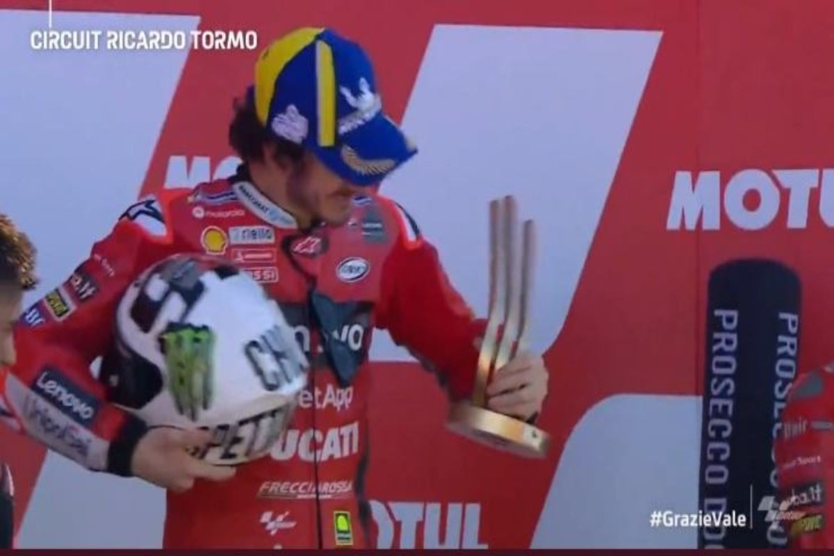 Pecco Bagnaia sul podio col casco dedicato a Rossi (Immagini Dorna)