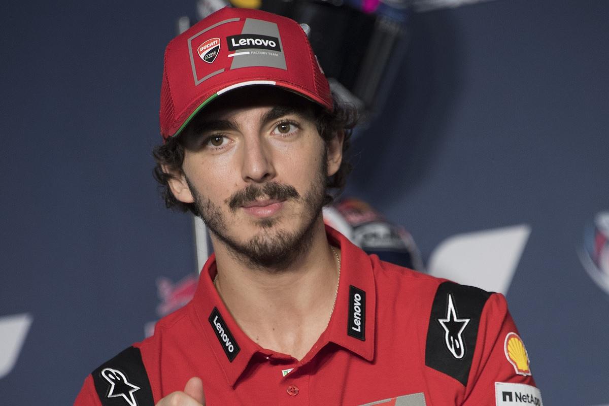 Pecco Bagnaia davanti ai giornalisti in conferenza (Foto di Mirco Lazzari gp/Getty Images)