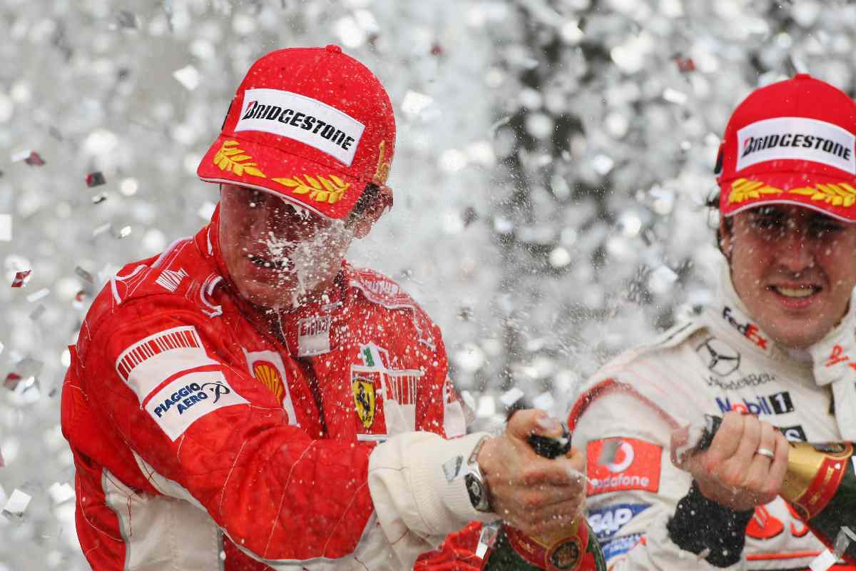 Kimi Raikkonen festeggia sul podio a Interlagos (Foto di Clive Mason/Getty Images)